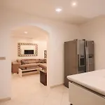 Luxury Boutique With Sea & Skyline Views St Julian Apartmán
